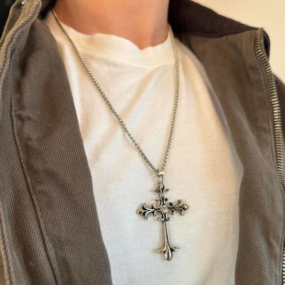 Silver gothic cross pendant necklace - Picture 3 of 4